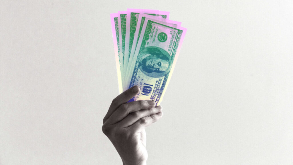 يد انسان تحمل الاموال