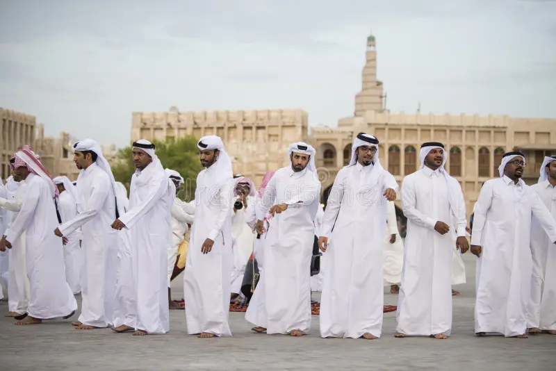 مجموعة ناس من قطر يرتدون جلاليب بيضاء